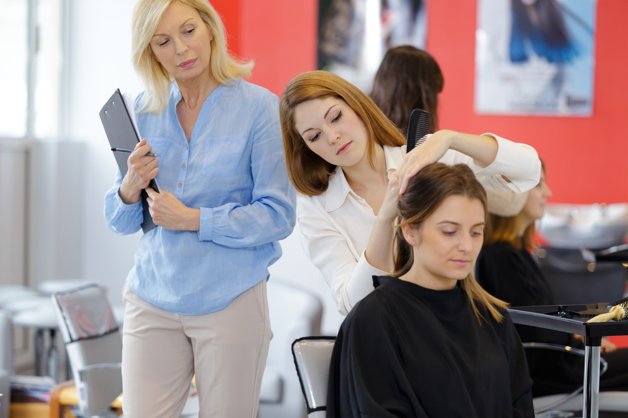 How to Choose the Best School to enroll in a Hair Styling Program