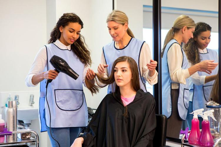 What to consider when selecting a Hairstyling training course in Ontario